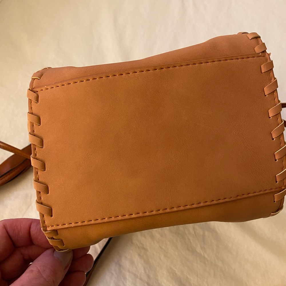 Universal Thread drawstring crossbody bag. - Picture 3 of 10